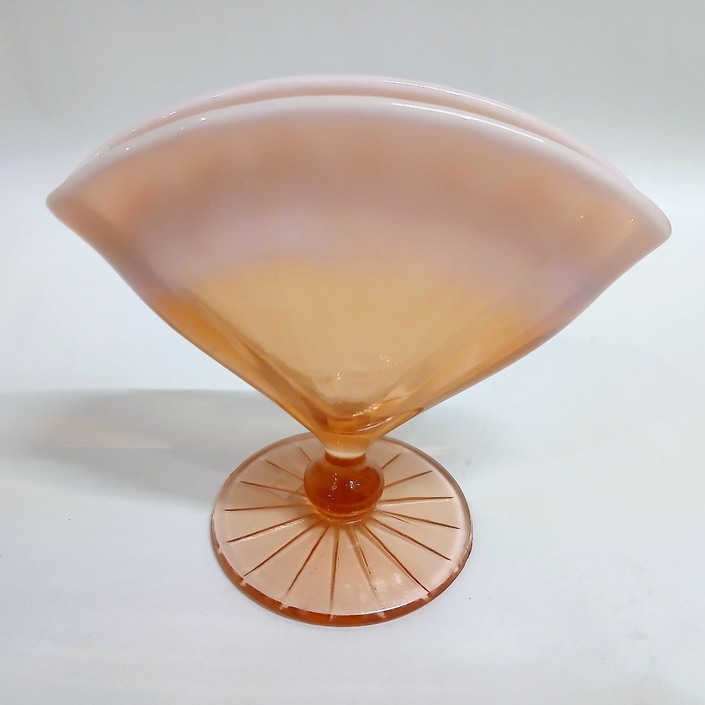 Elegant Vintage Fenton Peach Fan Vase